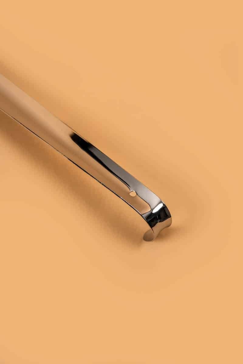 Calzador-Zapatos-Cuidado-Greande-metalico-winstonandharry-detalle Calzador Metalico - Image 1